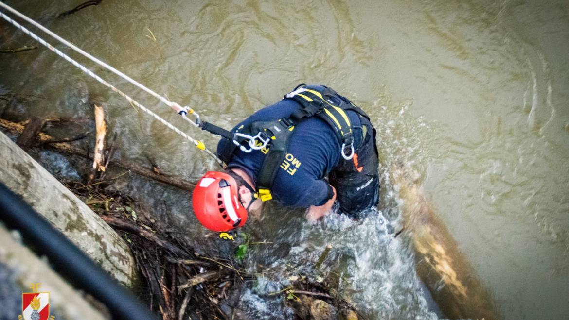 Kainach: MRAS-Team der Feuerwehr löst mächtige Verklausungen