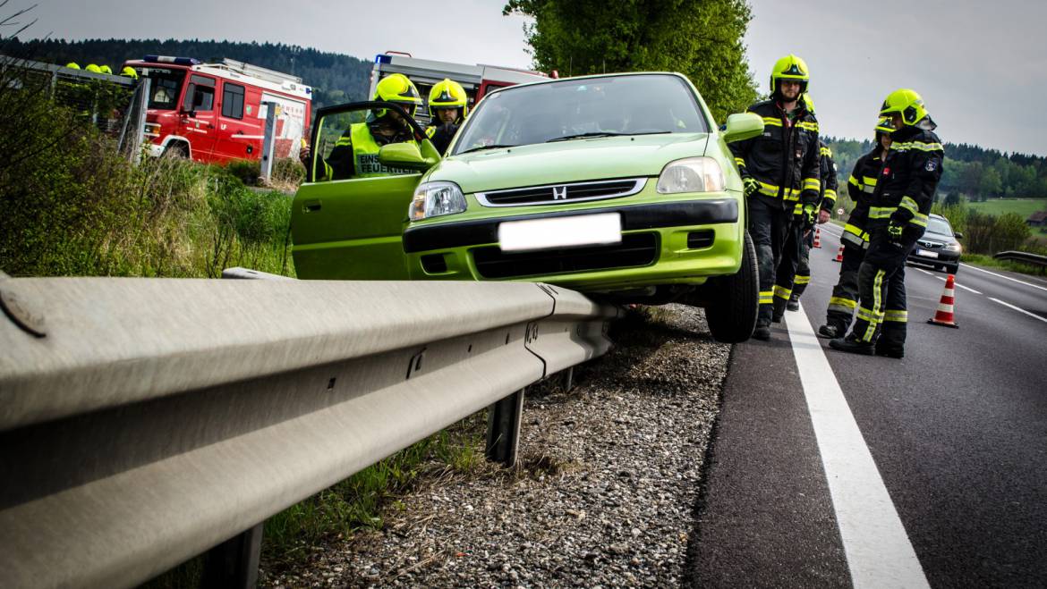 Fahrzeuglenker fuhr auf Leitschiene