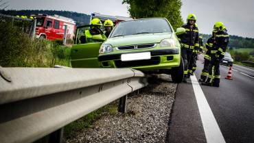 Fahrzeuglenker fuhr auf Leitschiene