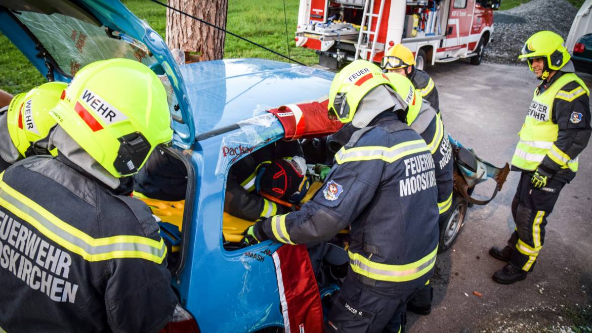 PKW gegen Baum – Übung der Löschgruppe 1