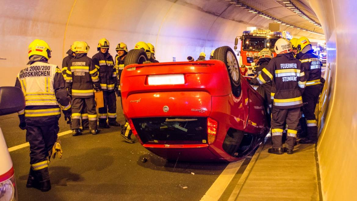 Fahrzeugüberschlag im Assingbergtunnel