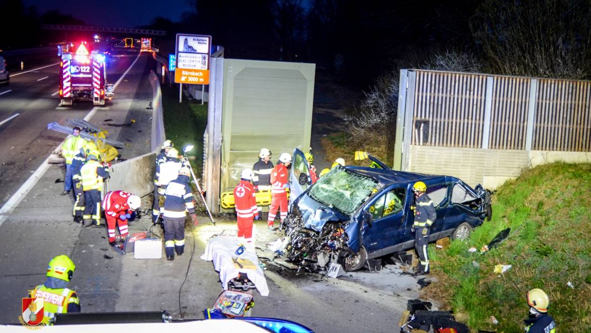 A2: Spektakulärer Unfall mit Kleintransporter