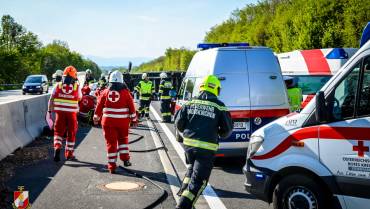 Schwerer Verkehrsunfall zwischen Klein-LKW und PKW auf der A2!