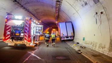 Schwerer LKW-Unfall im Assingbergtunnel