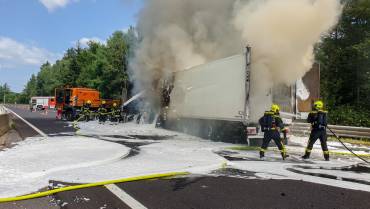 LKW Vollbrand nach Auffahrunfall