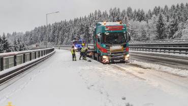 LKW Bergung: Erster Schnee-Einsatz