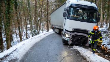 Sattelschlepper im Schnee hängen geblieben