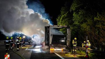 A2: Sattelauflieger stand im Vollbrand