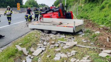 A2: dramatischer Fahrzeugüberschlag