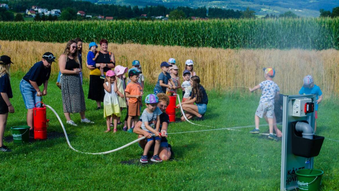 Kindergarten zu Besuch bei der Feuerwehr