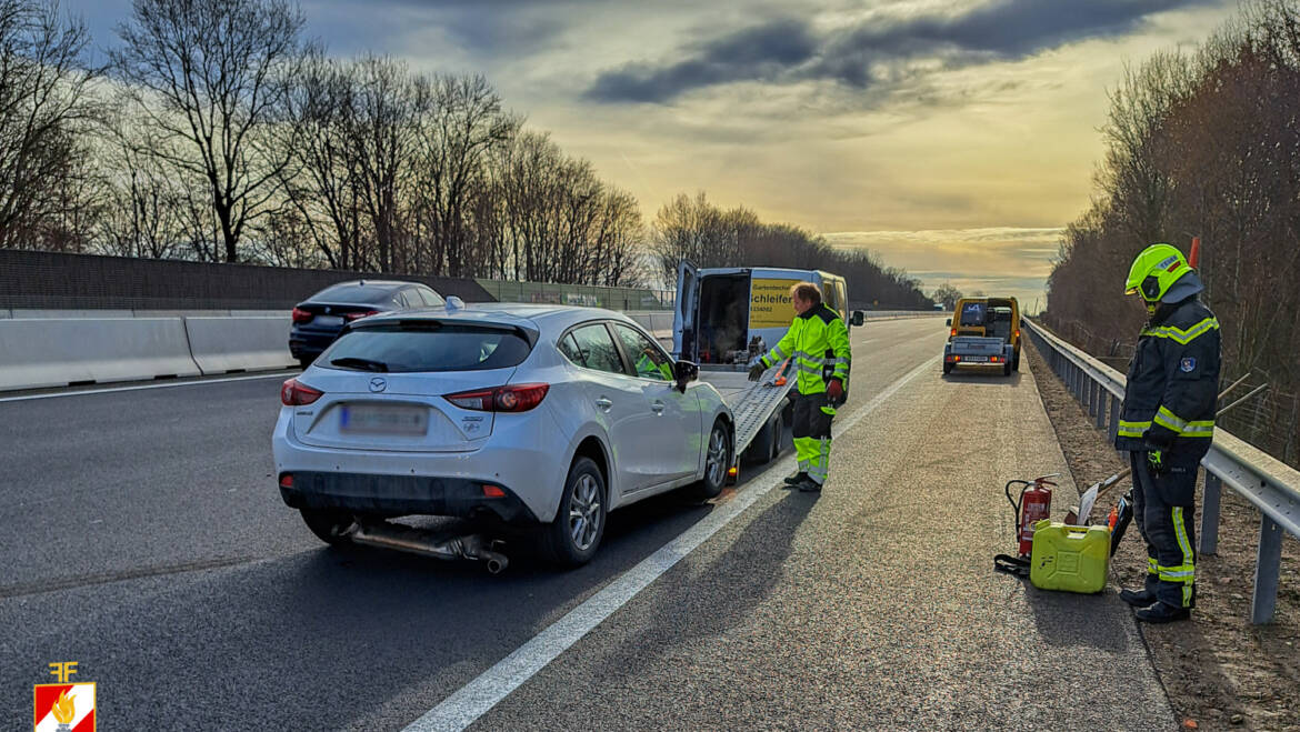 Fahrzeug gegen Leitschiene