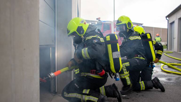 Einsatzübung in Garagenanlage