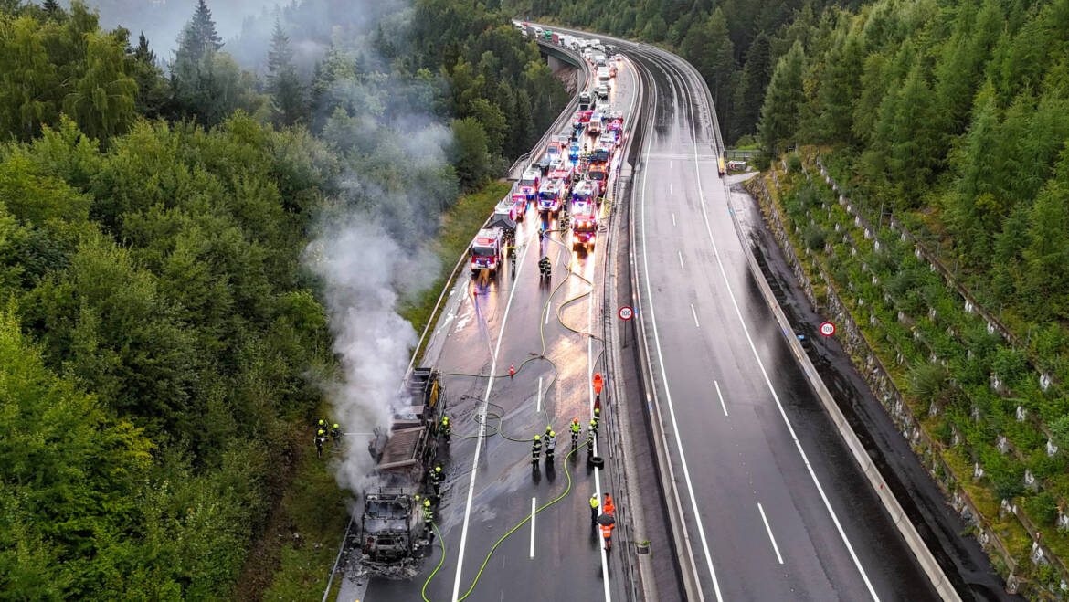 A2: Vollbrand eines Sattelaufliegers