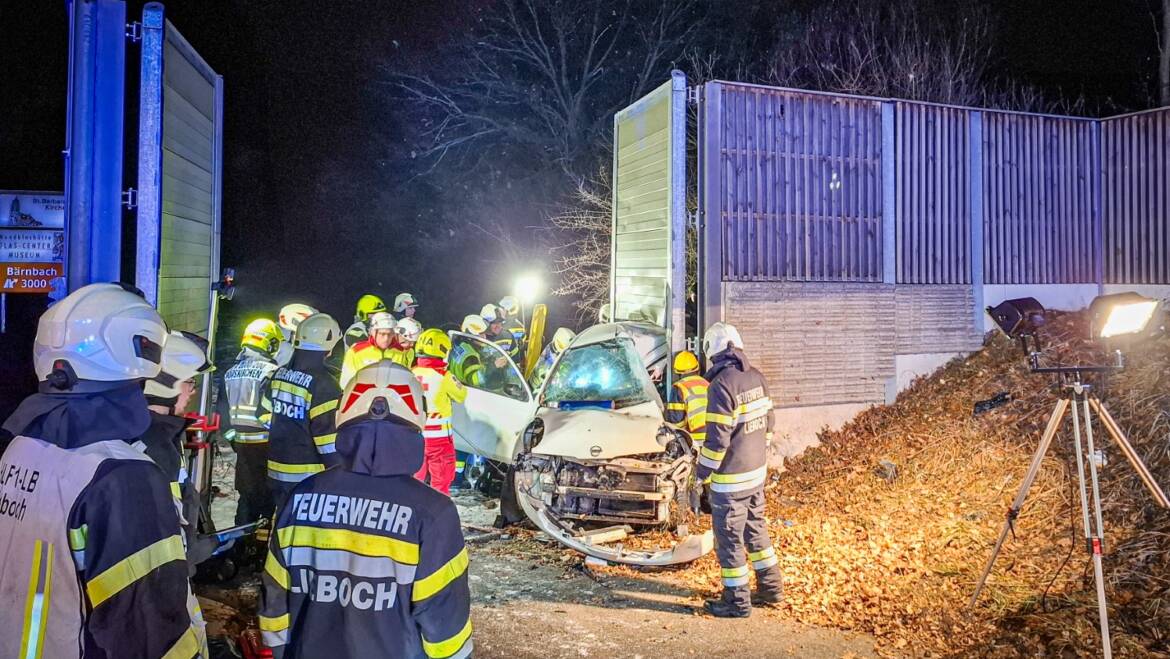 Schwerer Verkehrsunfall mit Menschenrettung auf der A2 Südautobahn