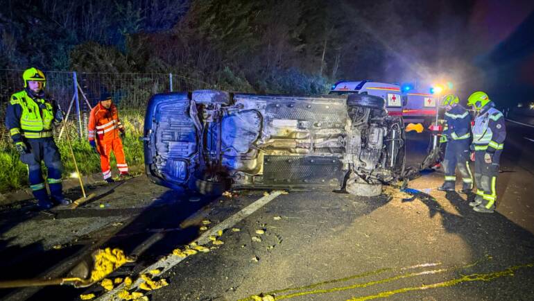 Fahrzeugüberschlag – Schwerer Verkehrsunfall auf der A2 Südautobahn!